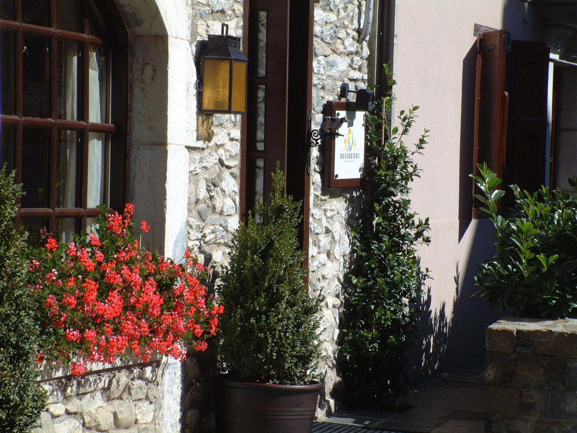 Hotel Besiberri Arties Zewnętrze zdjęcie